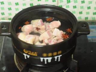 5、干豆角红烧肉,放入五花肉片，大火煮熟，捞出控干备用