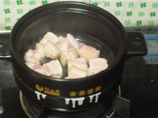 7、干豆角红烧肉,将控干水的五花肉倒入锅里，稍微煎两分钟，微微出油