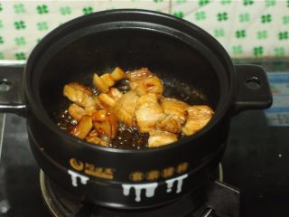 8、干豆角红烧肉,放入冰糖，倒入生抽酱油，翻炒至均匀上色