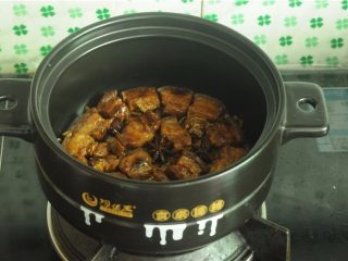 11、干豆角红烧肉,干豆角切断，铺在砂锅里，将红烧肉块整齐地码在干豆角上面