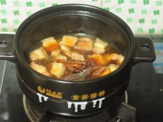 9、干豆角红烧肉,淋入水，没过肉块