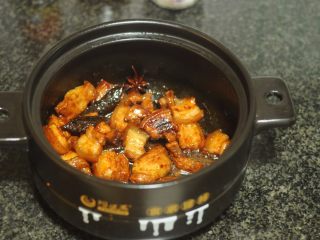 10、干豆角红烧肉,盖上锅盖，大火烧开后，转小火慢慢烧至收汁，出锅