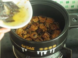 12、干豆角红烧肉,将煎五花肉时剩下的油淋在上面