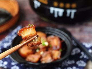 14、干豆角红烧肉,开锅，撒上葱花，连锅端上桌