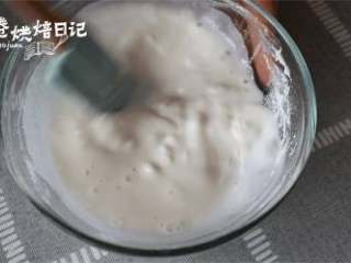 12、今年元宵节换种吃法，一锅萌萌的小猪祝您团团圆圆,8、制作糯米面团。先取六分之一的糯米粉加120克热水搅拌成水糊状，放微波炉叮熟。