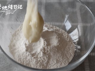 13、今年元宵节换种吃法，一锅萌萌的小猪祝您团团圆圆,9、将叮熟的糯米粉放入剩余的糯米粉中，用手揉成团。