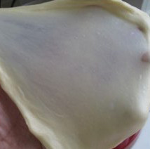 1、北海道吐司,将所有材料混合,用揉面机揉至完全阶段