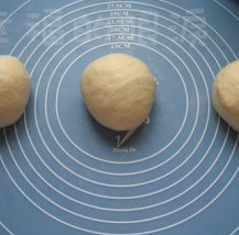 3、北海道吐司,将面团排气,分割成等份的三份,滚圆,松弛30分钟