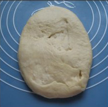 4、北海道吐司,将面团擀开,翻面