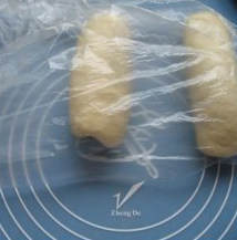 5、北海道吐司,从上到下卷起,盖上保鲜膜松弛15分钟