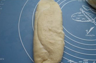 6、北海道吐司,松弛好的面团再次擀开,翻面,压薄底边