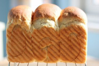 9、北海道吐司,入预热好的烤箱上火160度、下火200度,烤箱中下层40分钟,烘烤,出炉后马上脱模即可。