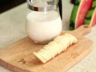 1、水果奶昔，分分钟搞定！,香蕉去皮切小段