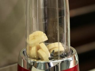 2、水果奶昔，分分钟搞定！,放入搅拌机