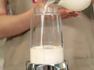 3、水果奶昔，分分钟搞定！,加人纯牛奶和蜂蜜