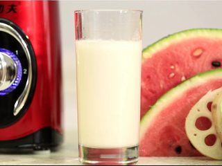 7、水果奶昔，分分钟搞定！,香蕉奶昔，草莓奶昔，猕核桃奶昔做法同上。