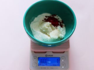 1、桃花朵朵开-桃花酥,首先把油酥的食材称重。