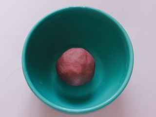 2、桃花朵朵开-桃花酥,把称重的油酥用手慢慢和成面团即可。