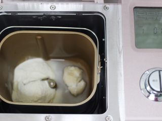 3、桃花朵朵开-桃花酥,把面包桶放进面包机里,启动面包机程序开始和面。