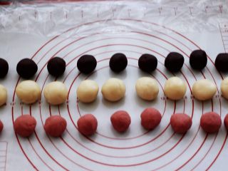 7、桃花朵朵开-桃花酥,水油皮和油酥分别均分为9等份,水油皮一个约20克,油酥一个约14克左右。