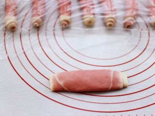 12、桃花朵朵开-桃花酥,松弛好的面团,再次按扁。