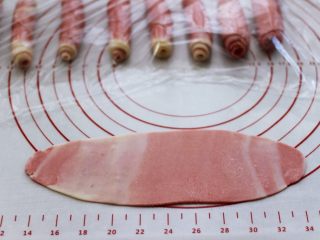 13、桃花朵朵开-桃花酥,再一次用擀面杖擀成长牛舌状。