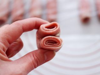 15、桃花朵朵开-桃花酥,把松弛好的面卷,取一个从中间对折一下。