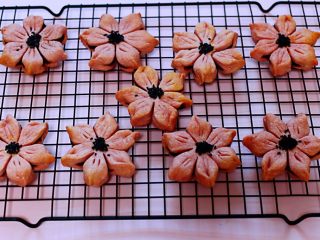 21、桃花朵朵开-桃花酥,美美滴桃花酥出炉咯,取出放到凉架上放凉即可食用。