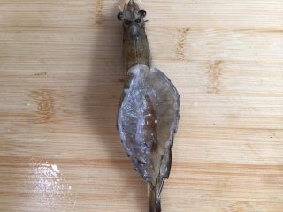 4、砂锅粥—鲜虾粥,用刀划开虾背，挑去虾线。