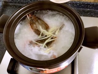 9、砂锅粥—鲜虾粥,放入腌制好的虾。