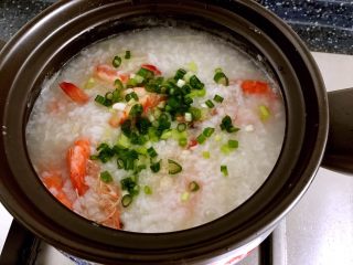 11、砂锅粥—鲜虾粥,放入葱末（喜欢香菜的也可以放一些香菜）。