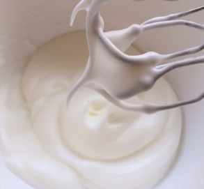 6、拜拜蛋糕,蛋白分三次加入细砂糖打发至能拉出弯钩状