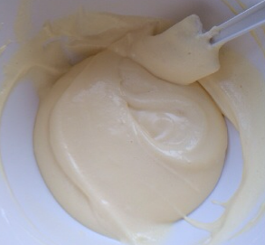 8、拜拜蛋糕,再将蛋黄糊倒回剩余蛋白霜中仍然以翻拌手法混合成均匀有光泽的面糊