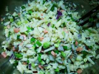 1、美味藕饼, 加入面粉、清水，调成较稀的面糊。