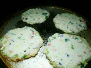 2、美味藕饼, 煎至变色后翻面再煎一会儿。