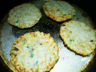 3、美味藕饼, 煎至两面金黄之后出锅喽！