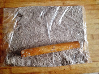 8、肉 松,炖好的肉,放凉后,放到保鲜袋里,用擀面杖擀碎,