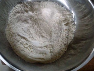 1、香蕉飞饼卷,中筋面粉加盐,加温水和面