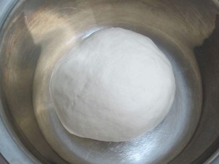 2、香蕉飞饼卷,揉成光滑的面团