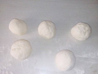 3、香蕉飞饼卷,揉好的面团分成四至五个剂子,揉圆