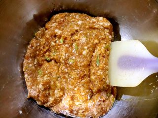 2、鲜肉汤圆&芝麻汤圆,拌好的肉馅