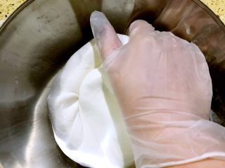 4、鲜肉汤圆&芝麻汤圆,热水倒入粉中后 揉拌成团