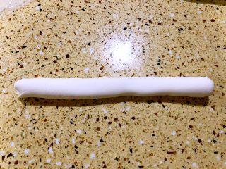 5、鲜肉汤圆&芝麻汤圆,切一块面搓成条状