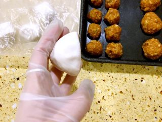 7、鲜肉汤圆&芝麻汤圆,左手拿一个小团子 、用右手的大拇指在面团中间按出一个洞 再慢慢的转成一个碗状