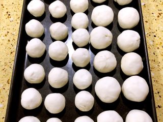 9、鲜肉汤圆&芝麻汤圆,包好的鲜肉汤圆如果不马上吃 最后进冰箱冷冻哦～