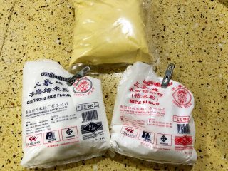 12、鲜肉汤圆&芝麻汤圆,芝麻汤圆皮 我用糯米粉和玉米粉