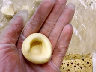17、鲜肉汤圆&芝麻汤圆,左手拿一个小团子 、用右手的大拇指在面团中间按出一个洞 再慢慢的转成一个碗状