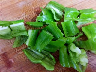 2、山东炒鸡,青椒切断