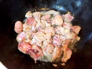 3、山东炒鸡,锅中放油，加花椒，油稍微热放鸡肉翻炒，油要比平时炒菜放的多点，如果????太肥，炒出很多油之后可以倒出来些以免太油