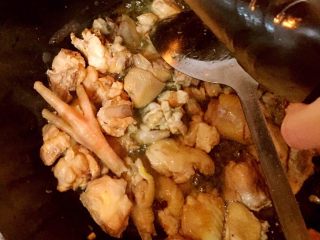 4、山东炒鸡,淋入少量醋，可以去腥还可以加速肉成熟，最好淋到锅边，不要直接倒鸡肉上，否则吃起来会有醋味